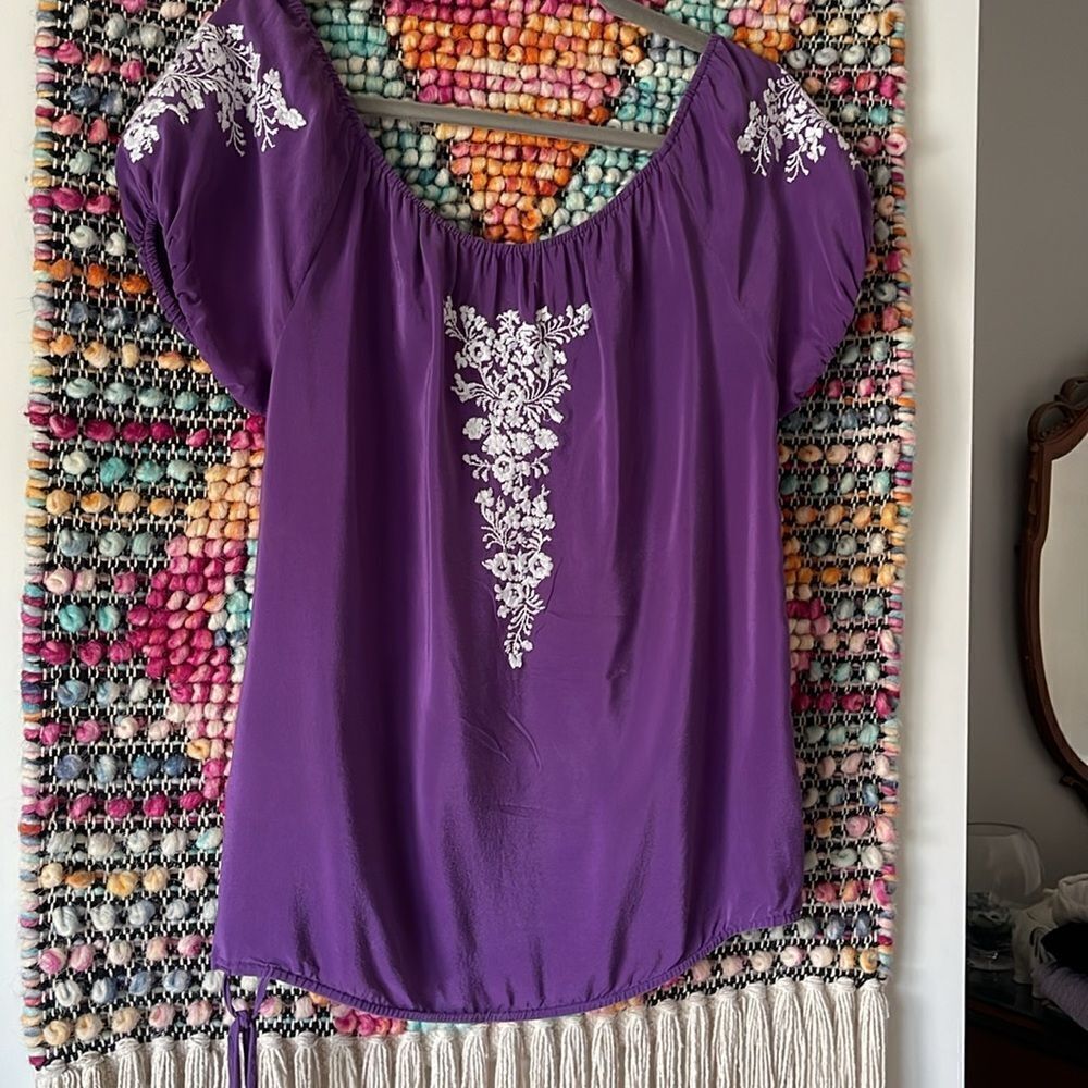 Karen Kane beautiful silk embroidered top. No stains. Barley worn - Picture 6 of 6